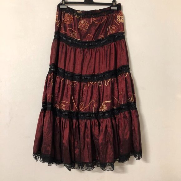 Red tiered skirt with lace and embroidery detailing - Picture 1 of 4